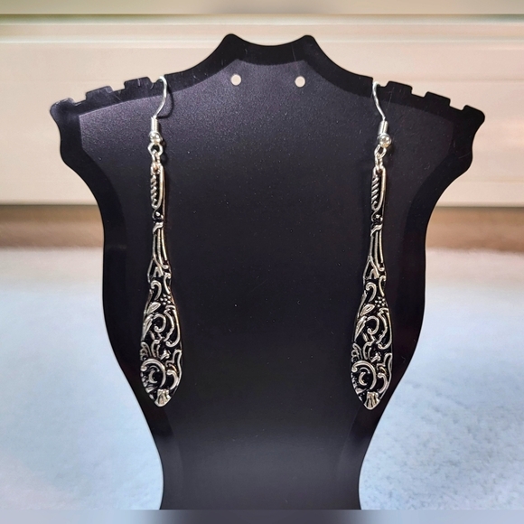 None Jewelry - Antiqued Silver Floral Statement Dangle Earrings / Pierced